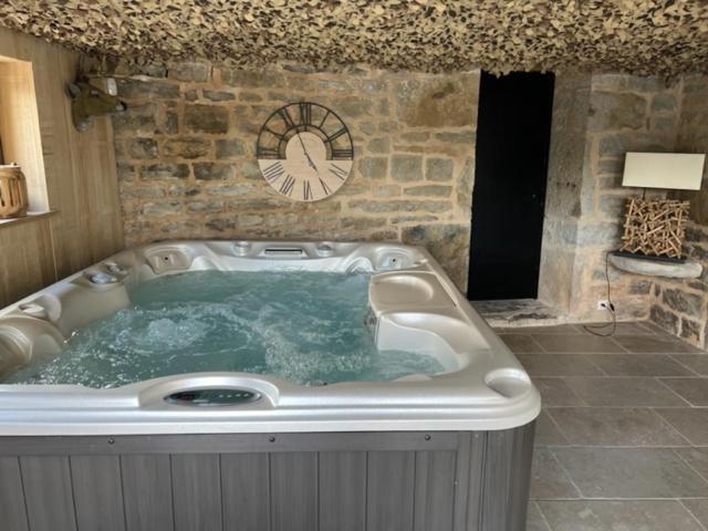 Agreable Chambre D Hote Avec Piscine Et Jacuzzi Thégra Kültér fotó